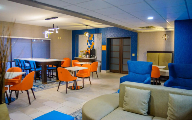 La Quinta Inn & Suites by Wyndham Fayetteville I-95
