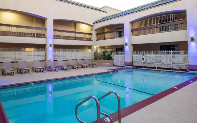 Days Inn & Suites by Wyndham Artesia