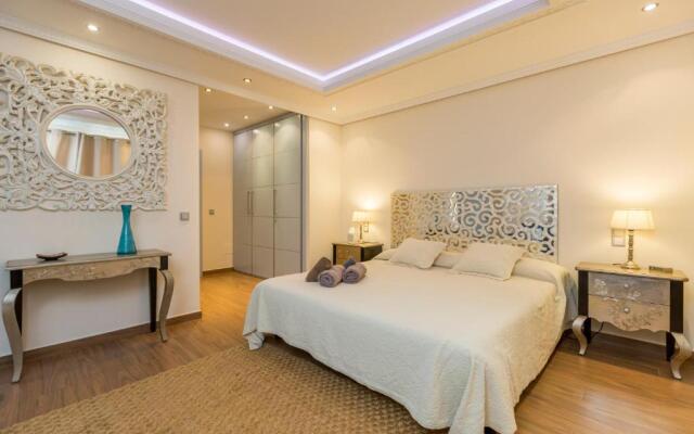 Puerto Banus first line with sea and Marina views