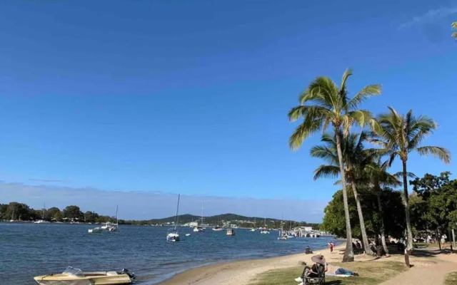 2 Bedroom Renovated Townhouse, Walk to Noosa River