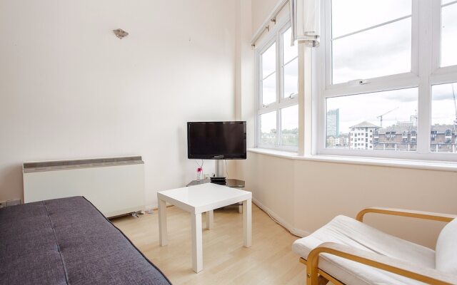 A Bright Top Floor Maisonette Along The Quays