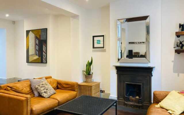 Charming 3-bed House in London
