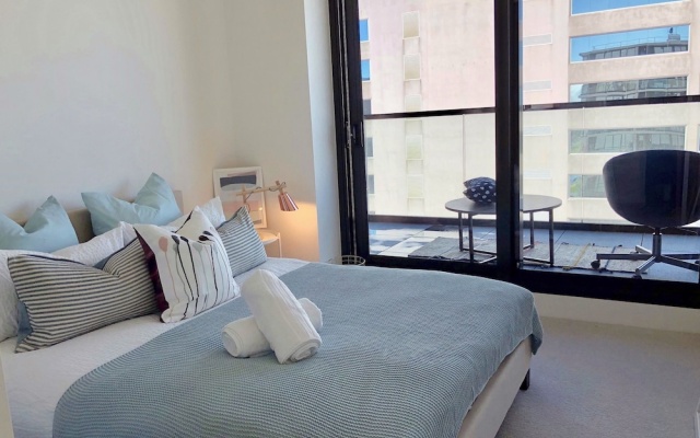 Deluxe and Brand New Lakeside Apartment – Guest Rooms – Melbourne