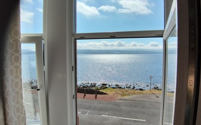 Captivating 1-bed Apartment sea Views,in Innellan