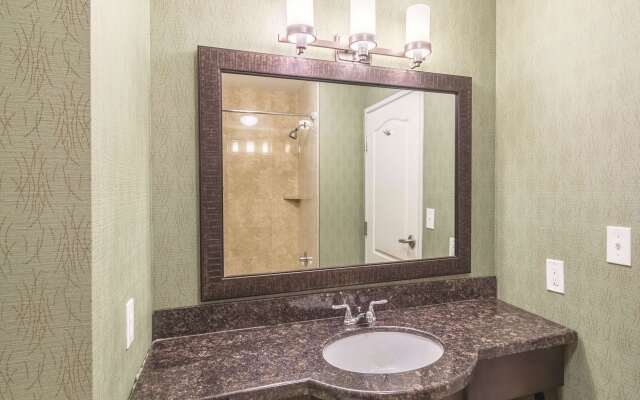 La Quinta Inn & Suites by Wyndham Fort Worth - Lake Worth