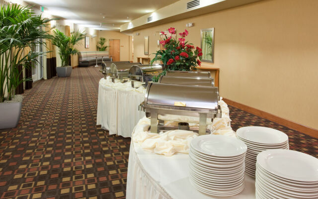 Holiday Inn & Suites OAKLAND - AIRPORT by IHG