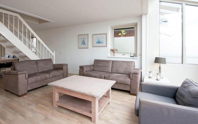 Tidy apartment with dishwasher, close to Amsterdam