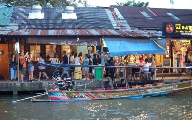 RoomQuest Amphawa Floating Market