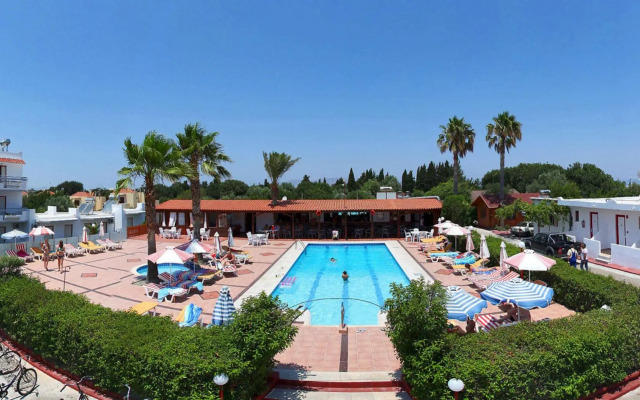 Sandy's Studios Apartments & Log Villas