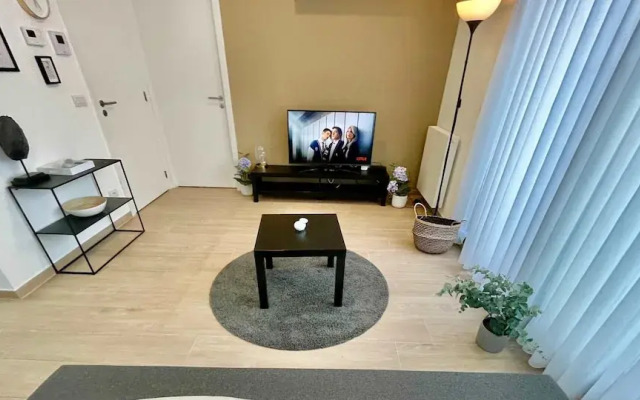 Modern 1BR Near Diamond District by Oneluxstay