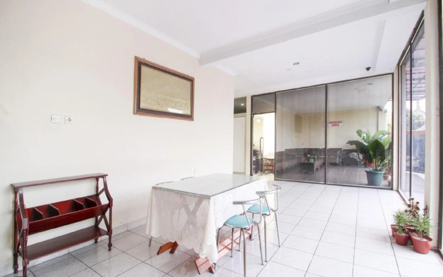 RedDoorz Plus near Stadion Mandala Krida