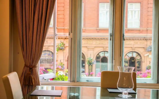 Suitely Trafalgar Square Luxury Apartment
