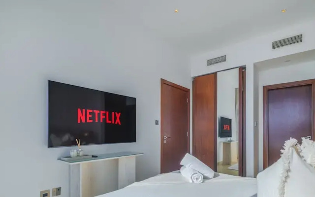 LUX The Marina Gate Sea View Suite 2