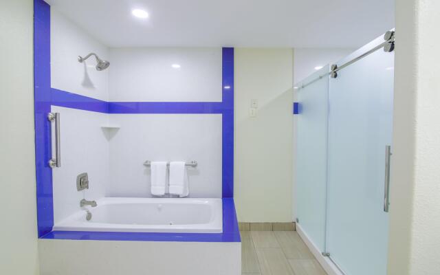 Holiday Inn Express & Suites Raymondville by IHG