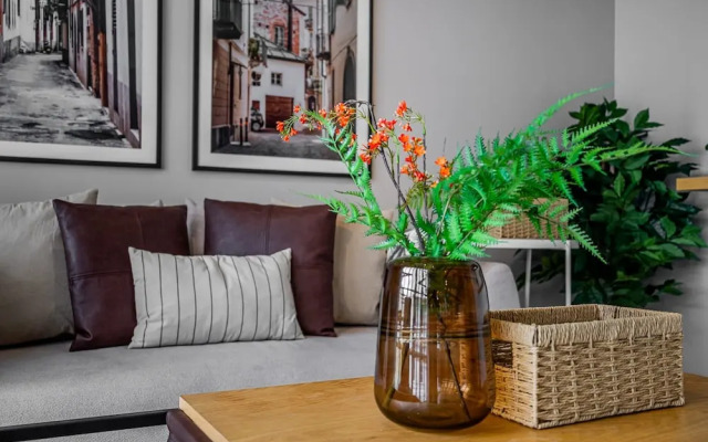 w Picturesque 2BR in Plaza Herrera