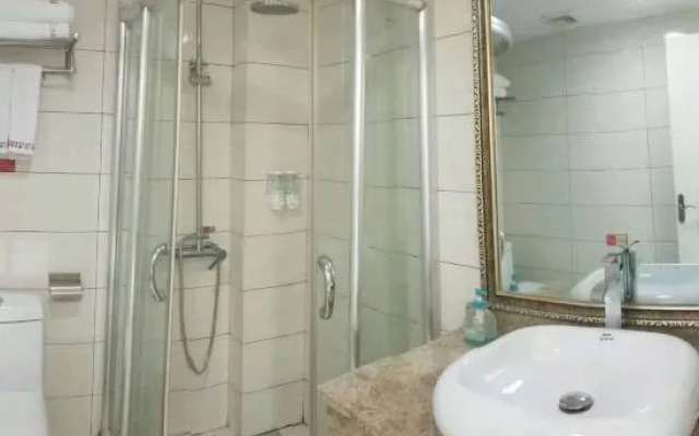 Chenlong 168 Hotel (Huaihua East Railway Station)
