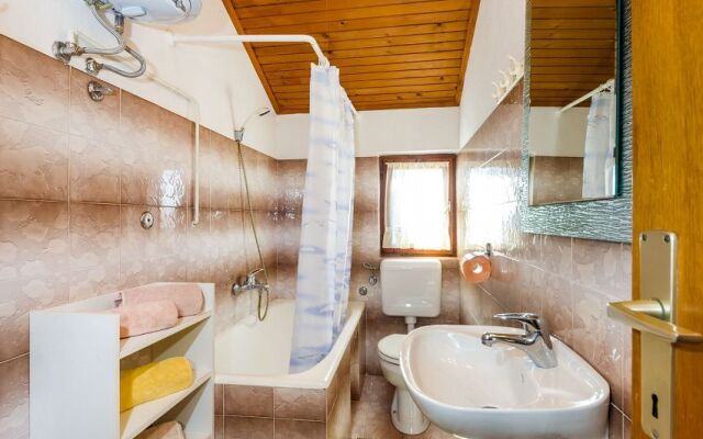 Apartment Matkos - with garden and terrace A1 Nin, Zadar riviera