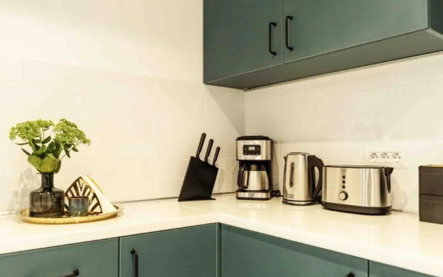 Bright 2BR Apartment - Top Location - City Balcony