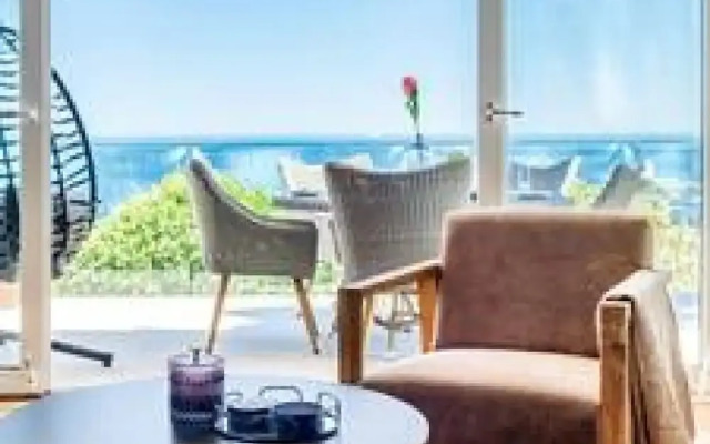 Beachy Apartment w Pool Ocean Views Beach Steps