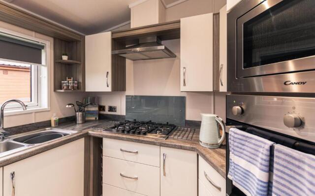 Lakeside View Lodge with Hot Tub