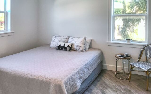 Pass-A-Grille Luxury Waterfront 612 by TechTravel