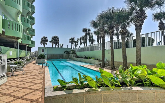Pool Access, Walk to Beach: Galveston Condo!