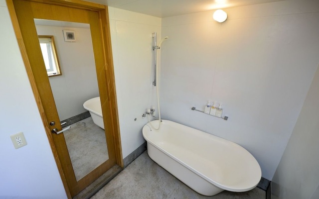 Moon Cabin – Bathroom – Kutchan