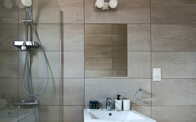 Phaedrus Living: Cityview Luxury Flat Walnut Grove 304