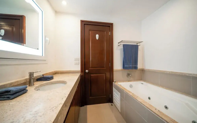 Luxury 1 BR Condo with Pool - Kaan 304