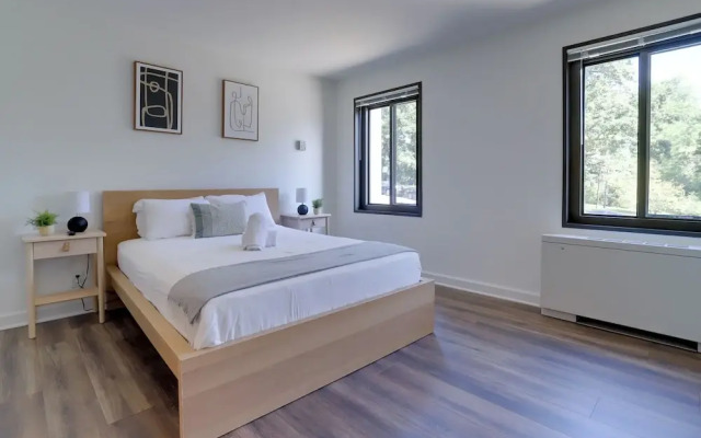 Contemporary Studio by Barton Park