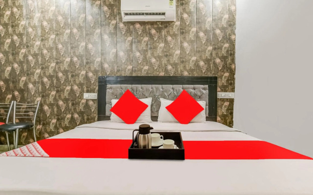 OYO Flagship 70340 Hotel Colour