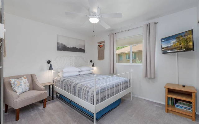 Alpine Family Haus 2 Bedroom Condo by NW Comfy Cabins by RedAwning