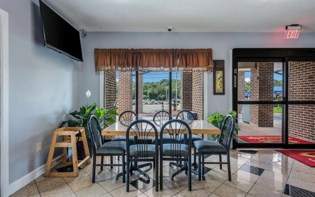 Econo Lodge Inn & Suites Huntsville University Area