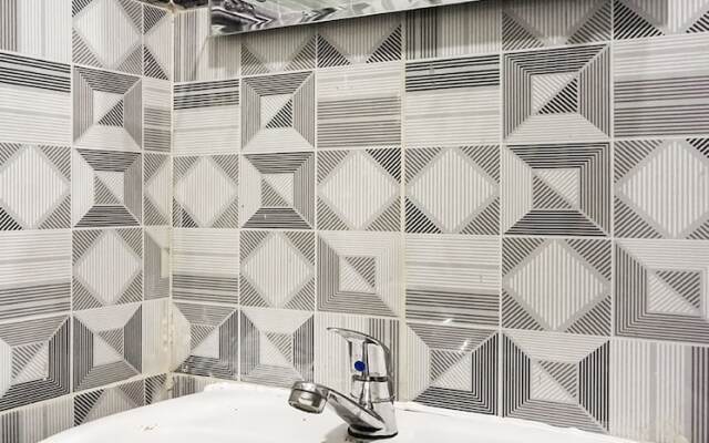 Collection O 91131 New V1 Hotel Near Stasiun Mangga Besar