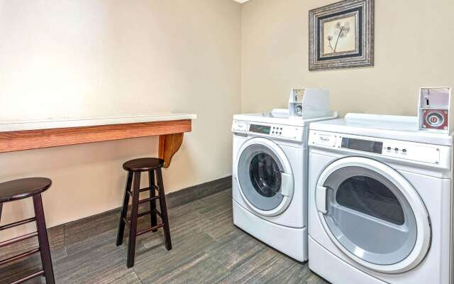 La Quinta Inn & Suites by Wyndham Midwest City - Tinker AFB
