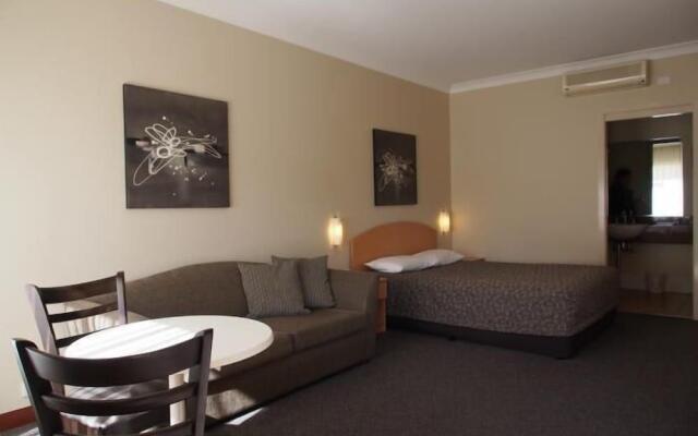 Golden Guitar Motor Inn