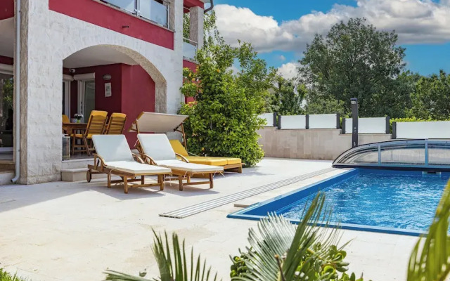 Apartment Ayni With Private Pool