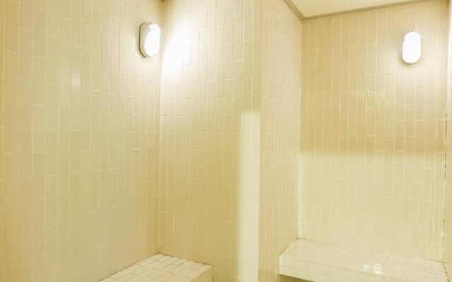Twin Peaks Sukhumvit Suites