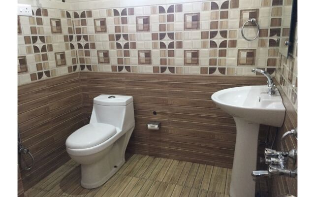 OYO 27855 Hotel Holiday Villa