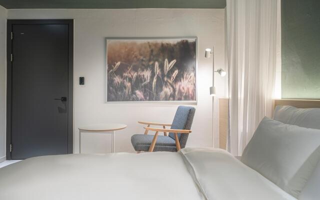 Croissant Hotel Guri by AanK