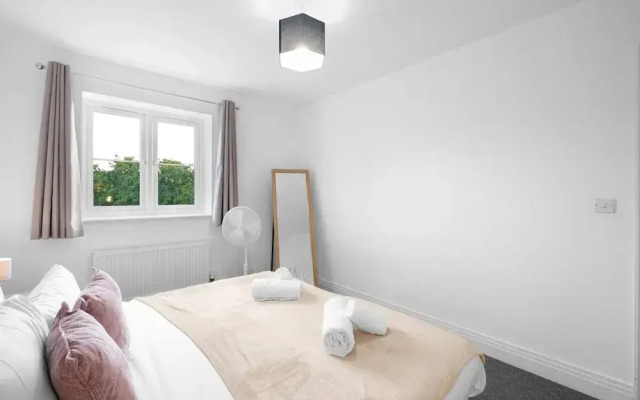 Spacious 6 Bedroom House in Denton Way