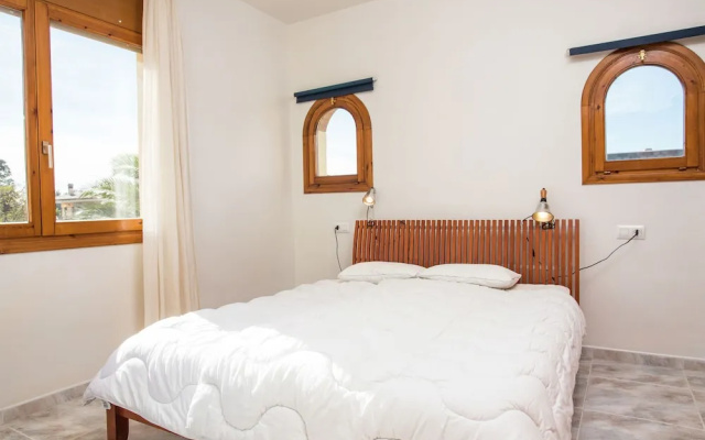 Detached Villa With Privated Pool Situated at the Seafront in Sant Pere Pescador - фото 2