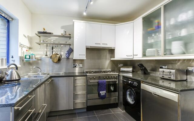 Modern 2bed Townhouse in Central London Sleeps 6