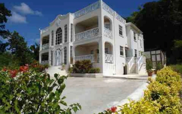 Mullins Heights Villa- 4Bed Penthouse