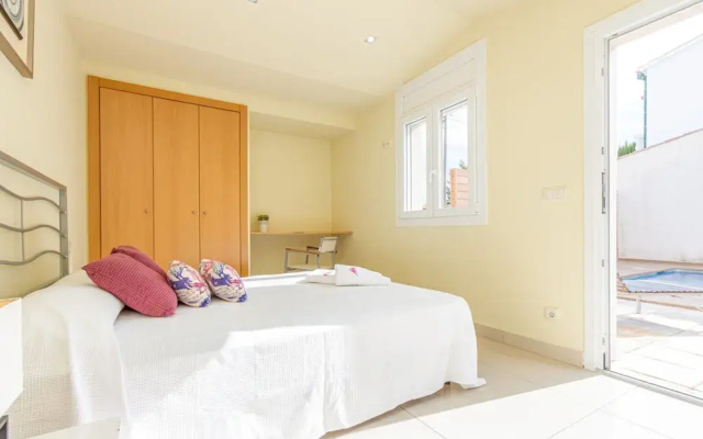 Villa in Empuriabrava With Private Pool & Mooring