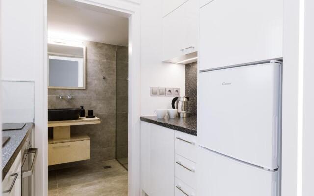 Minimal apartment on the shadow of the Acropolis