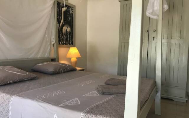 Wonderful Poolside Bungalow Perfect for 2 People