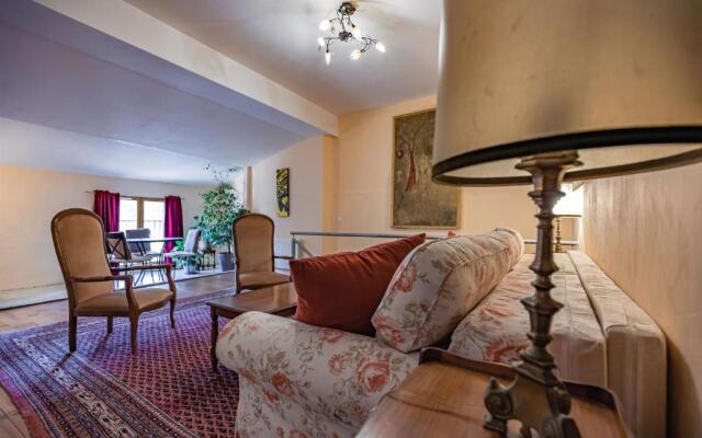 Sundrenched Relais de Poste in Serdinya