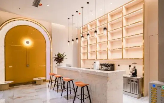 Junlin.Crescent Bay Hotel