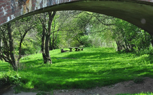 Greyhound Country Inn